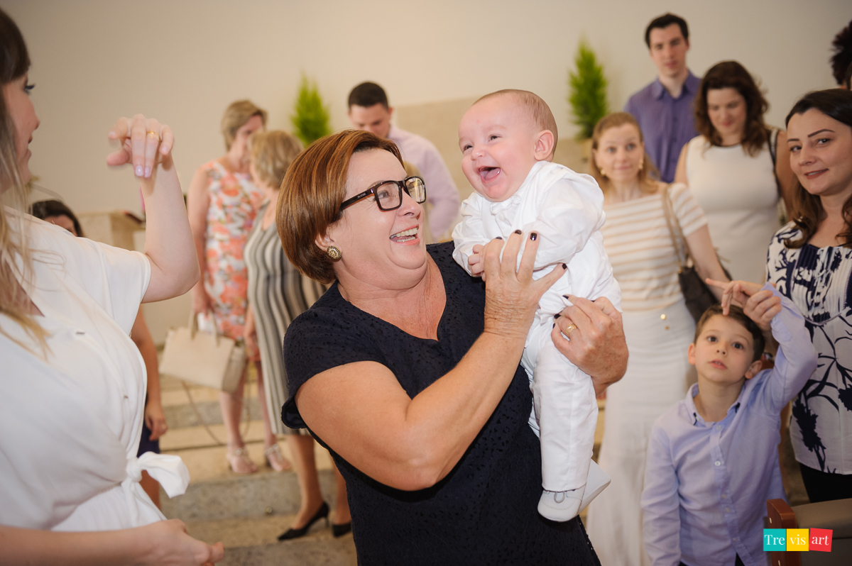 avó brincando com bebê no batizado