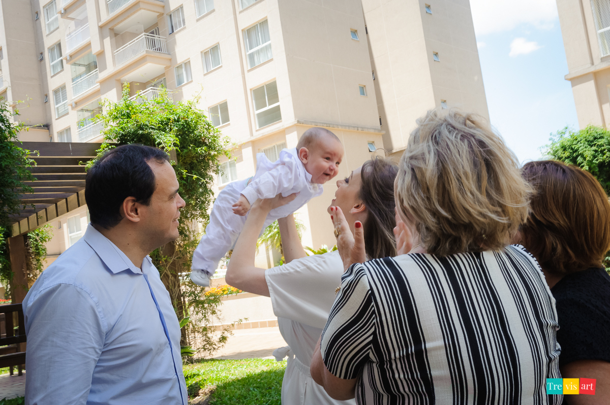 pais e avó no almoço de batismo