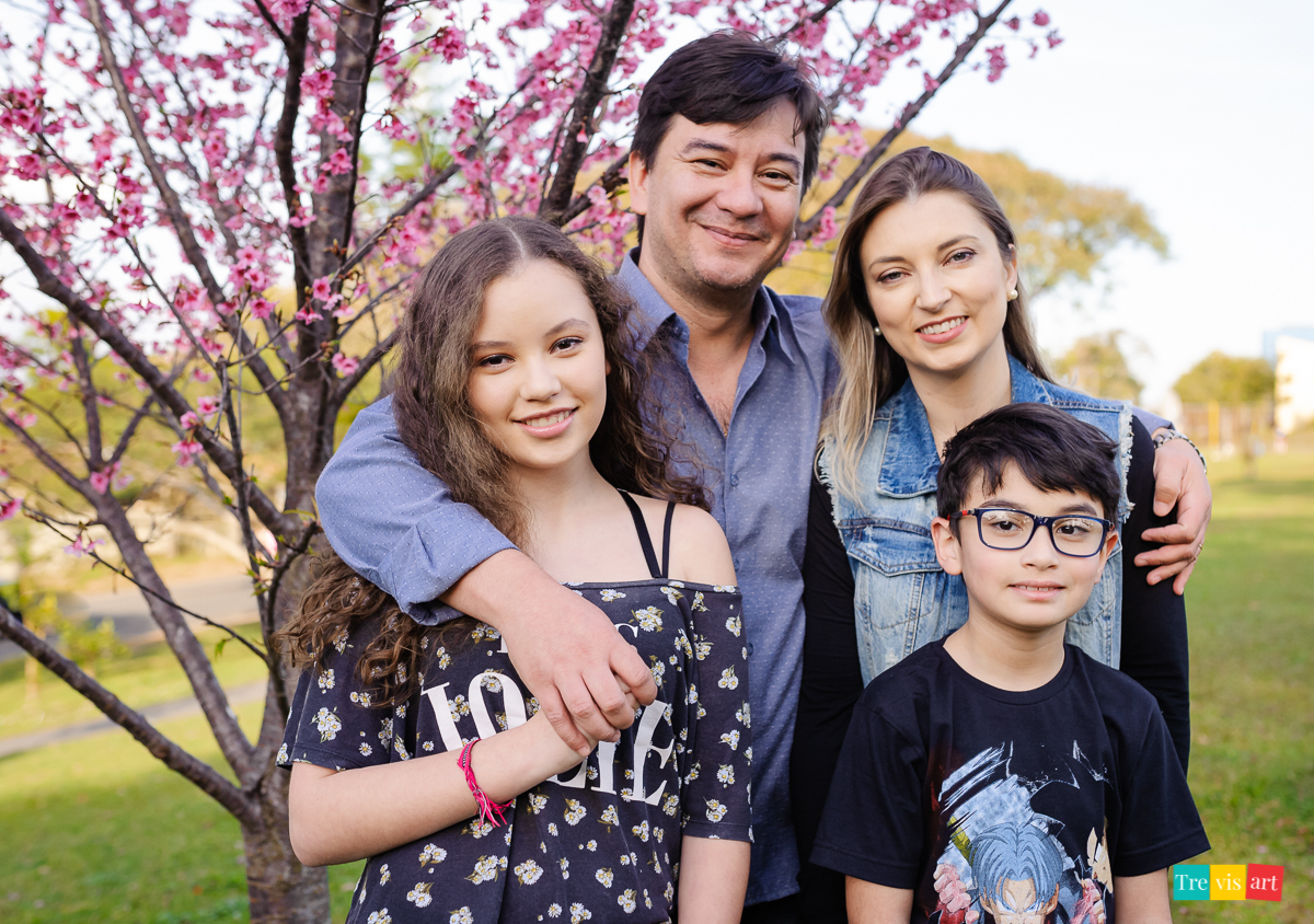 fotografia de família com a cerejeira na praça do paraná clube em curitiba