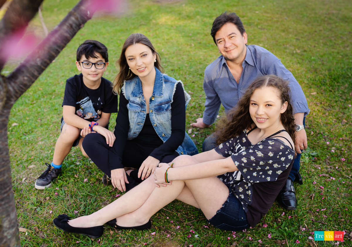 fotografia de família sentada na grama na praça do paraná clube em curitiba