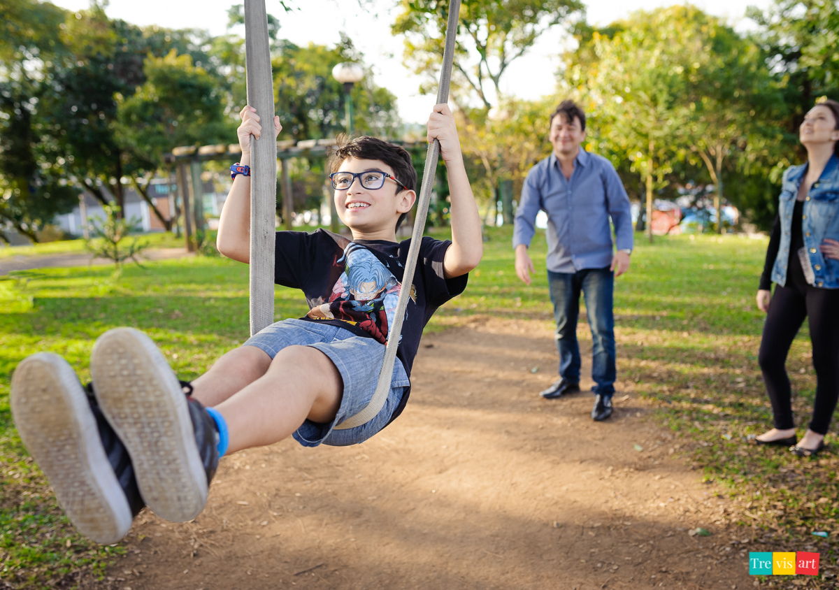 fotografia externa de família com balanço na praça do paraná clube em curitiba