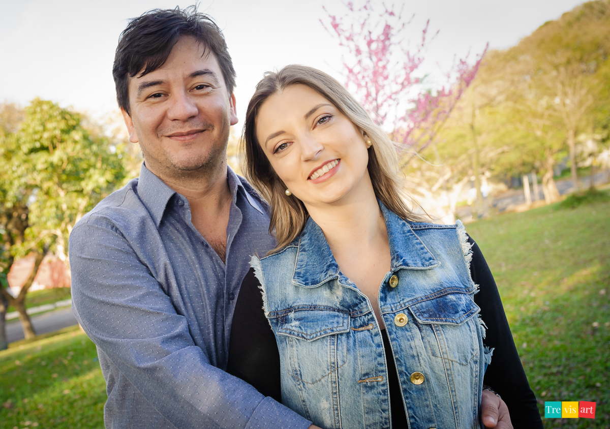 fotografia externa de família com casal

 na praça do paraná clube em curitiba