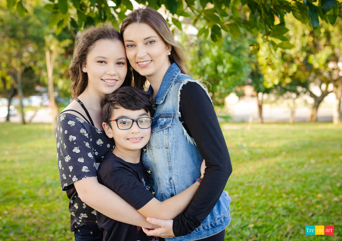 fotografia de família externa na praça de mãe com os filhos na praça do paraná clube em curitiba
