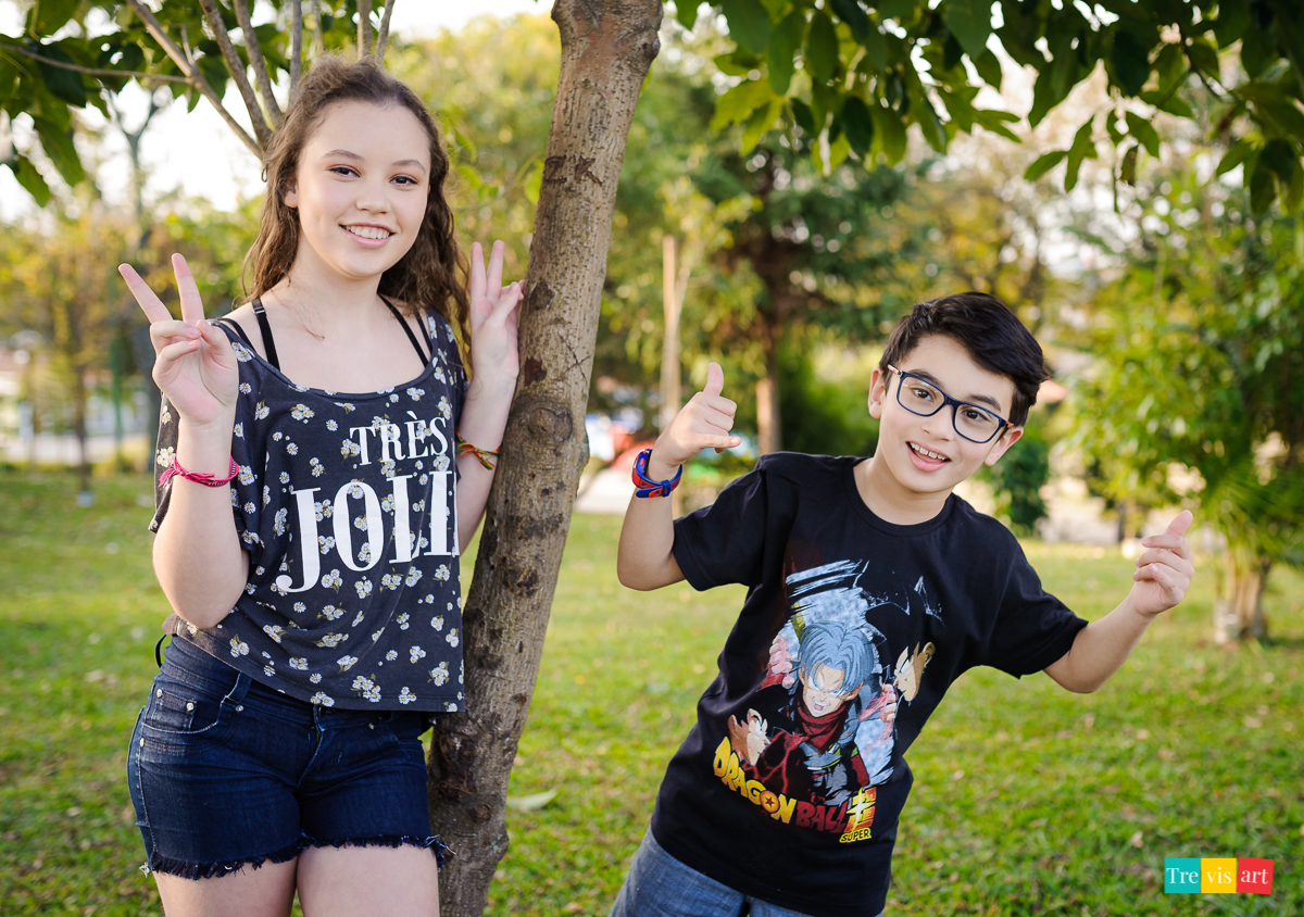 fotografia externa de família foto de irmãos brincando na praça do paraná clube em curitiba