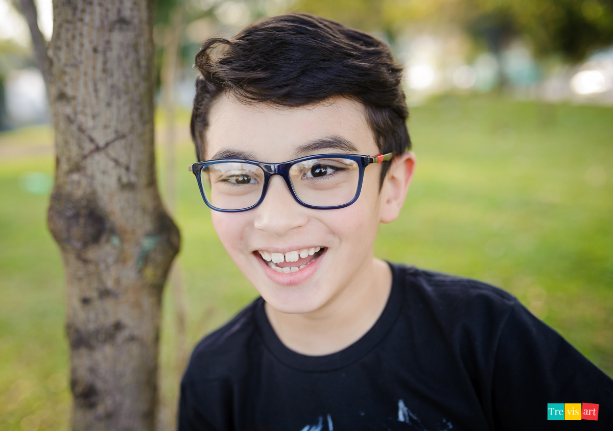 foto menino sorrindo na praça do paraná clube em curitiba para fotos de família