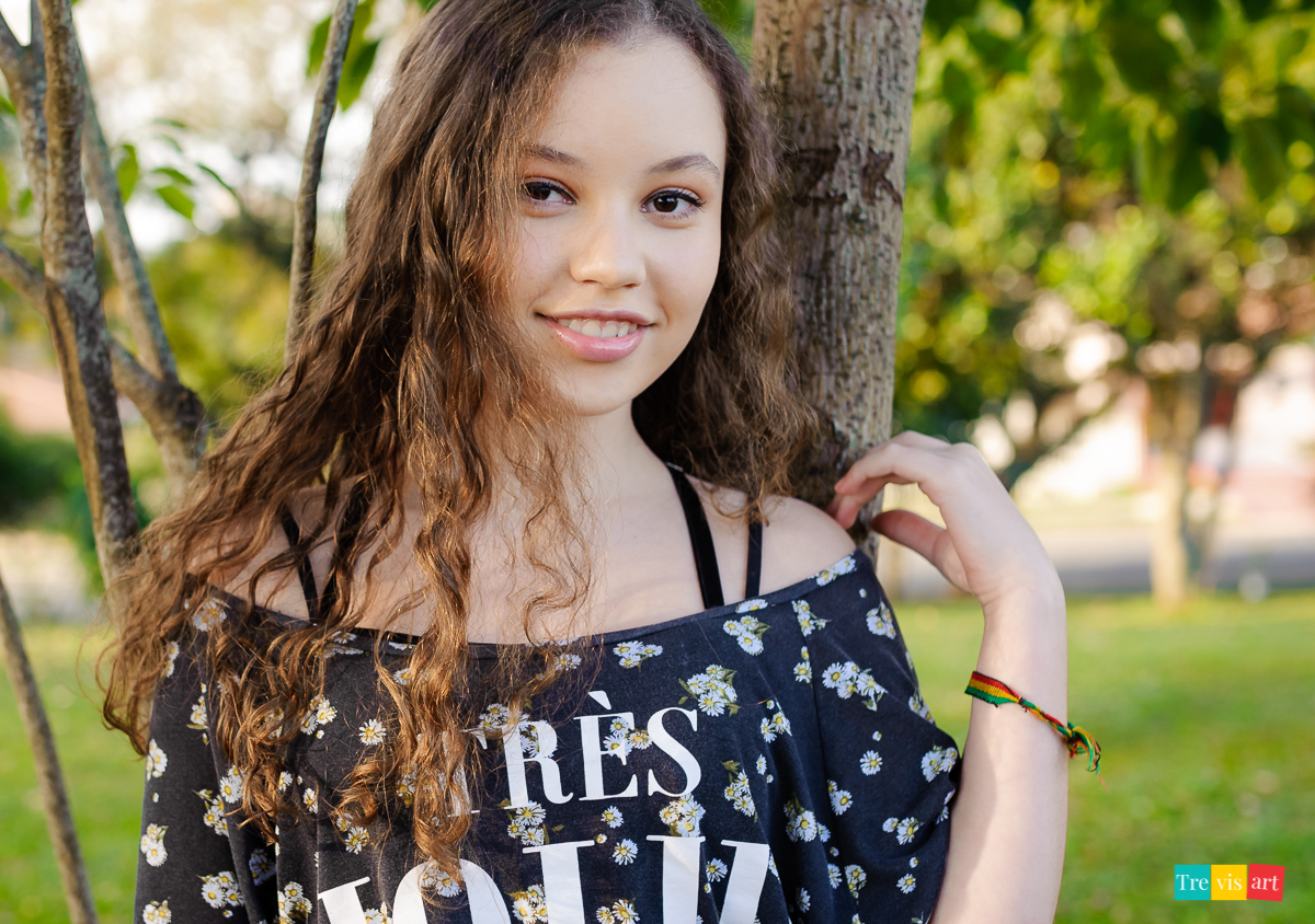 foto menina sorrindo na praça do paraná clube em curitiba para fotos de família