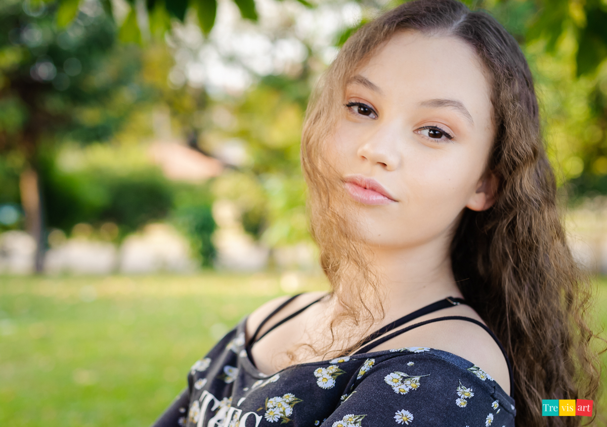 foto menina brincando na praça do paraná clube em curitiba para fotos de família