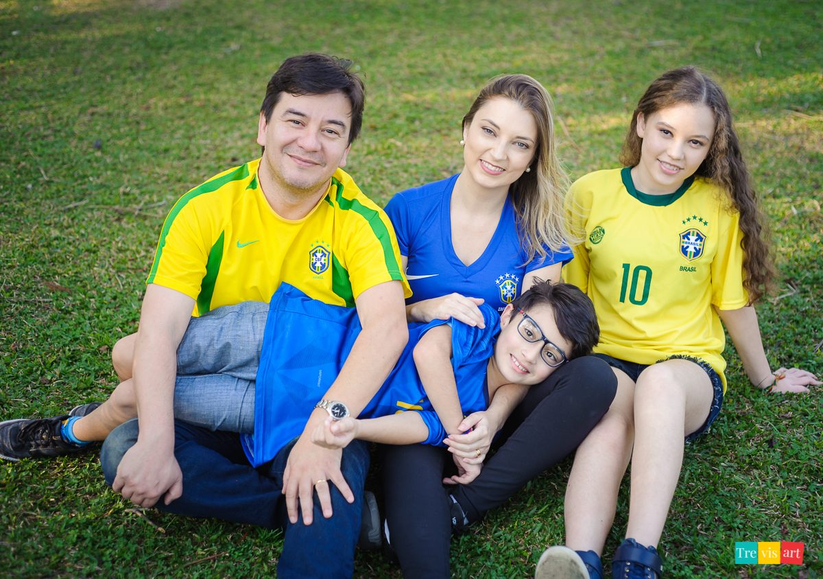 Fotos ensaio fotográfico de família tema Copa torcendo para o Brasil fotos ao ar livre em curitiba