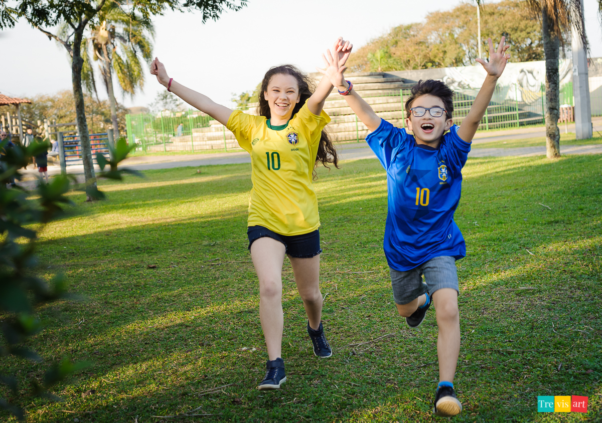 crianças correndo na praça com camisa do Brasil pela Copa ensaio fotográfico