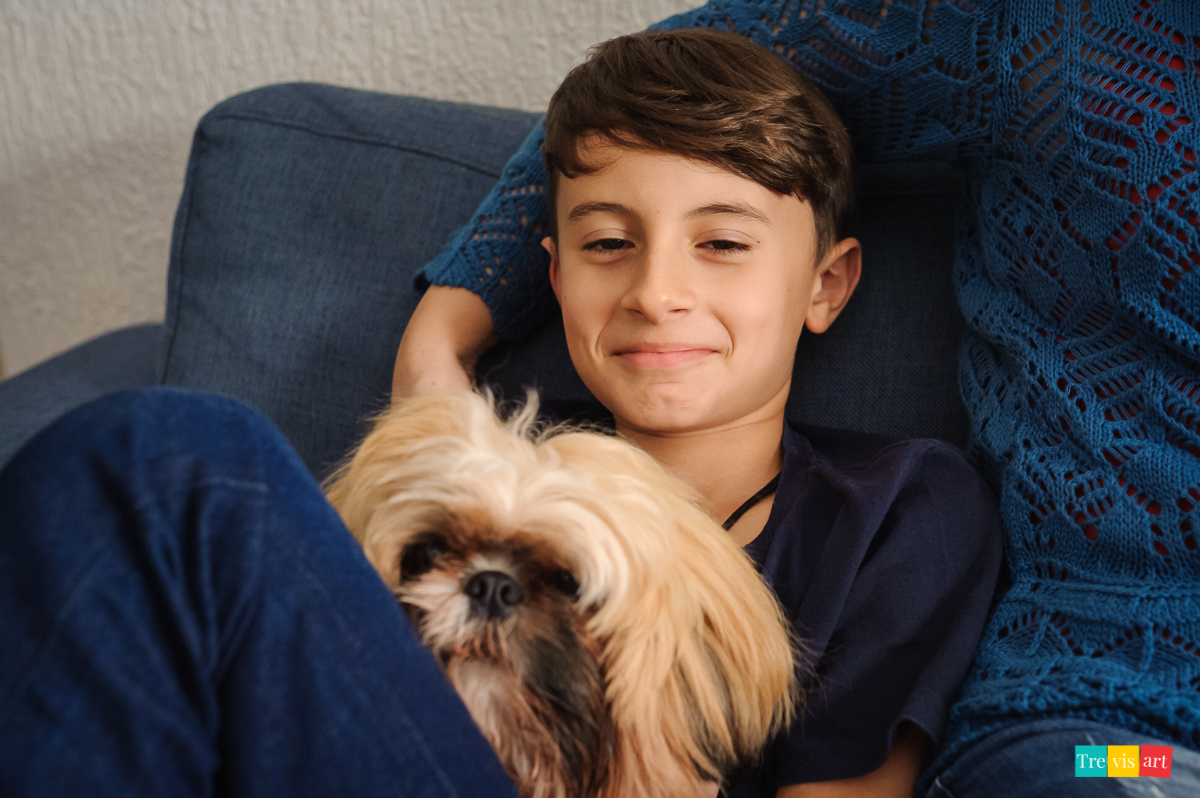 Fotos de família em casa, menino no sofá com seu pet