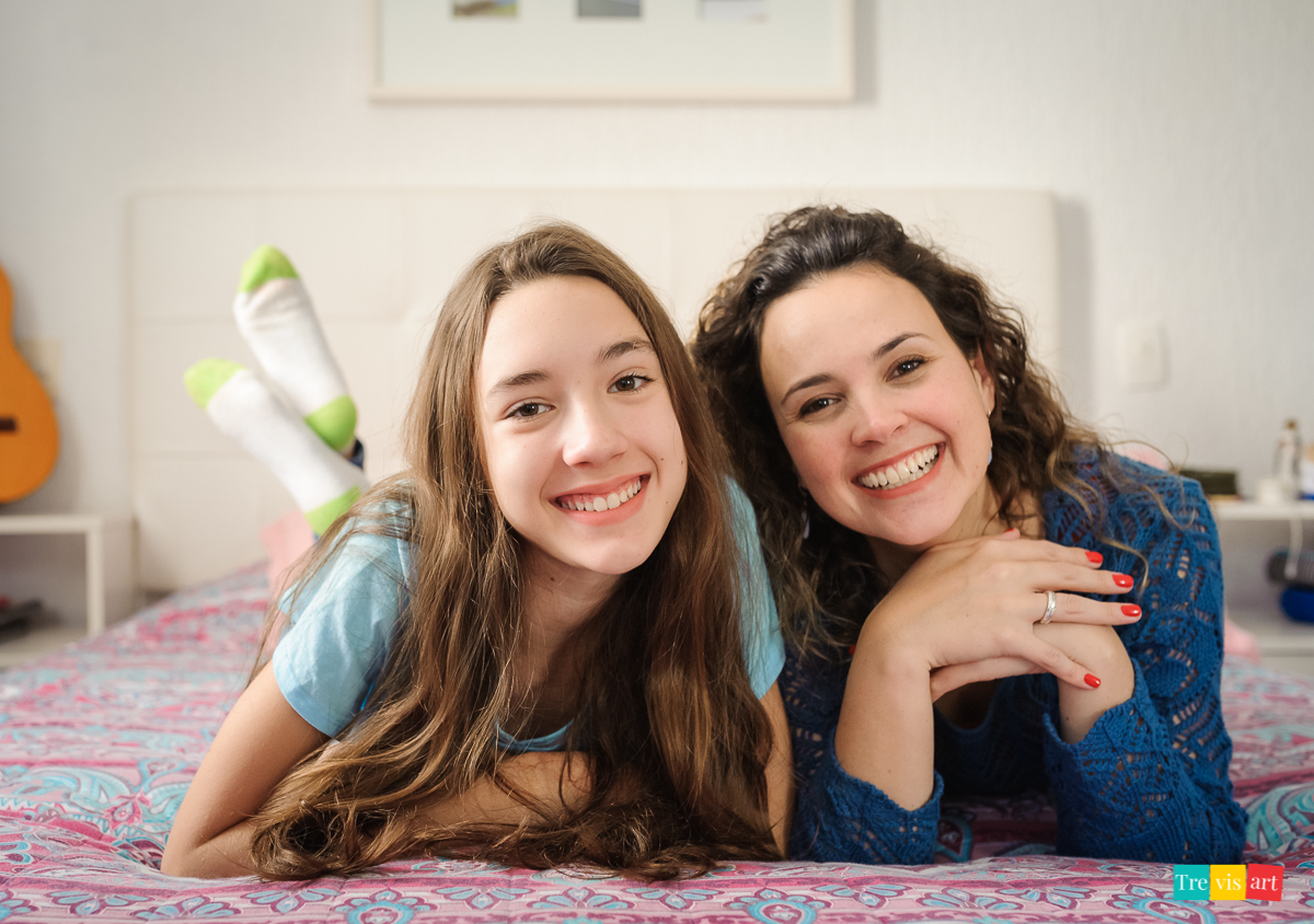 Fotos de família em casa, mãe e filha filhos fazendo bagunça na cama