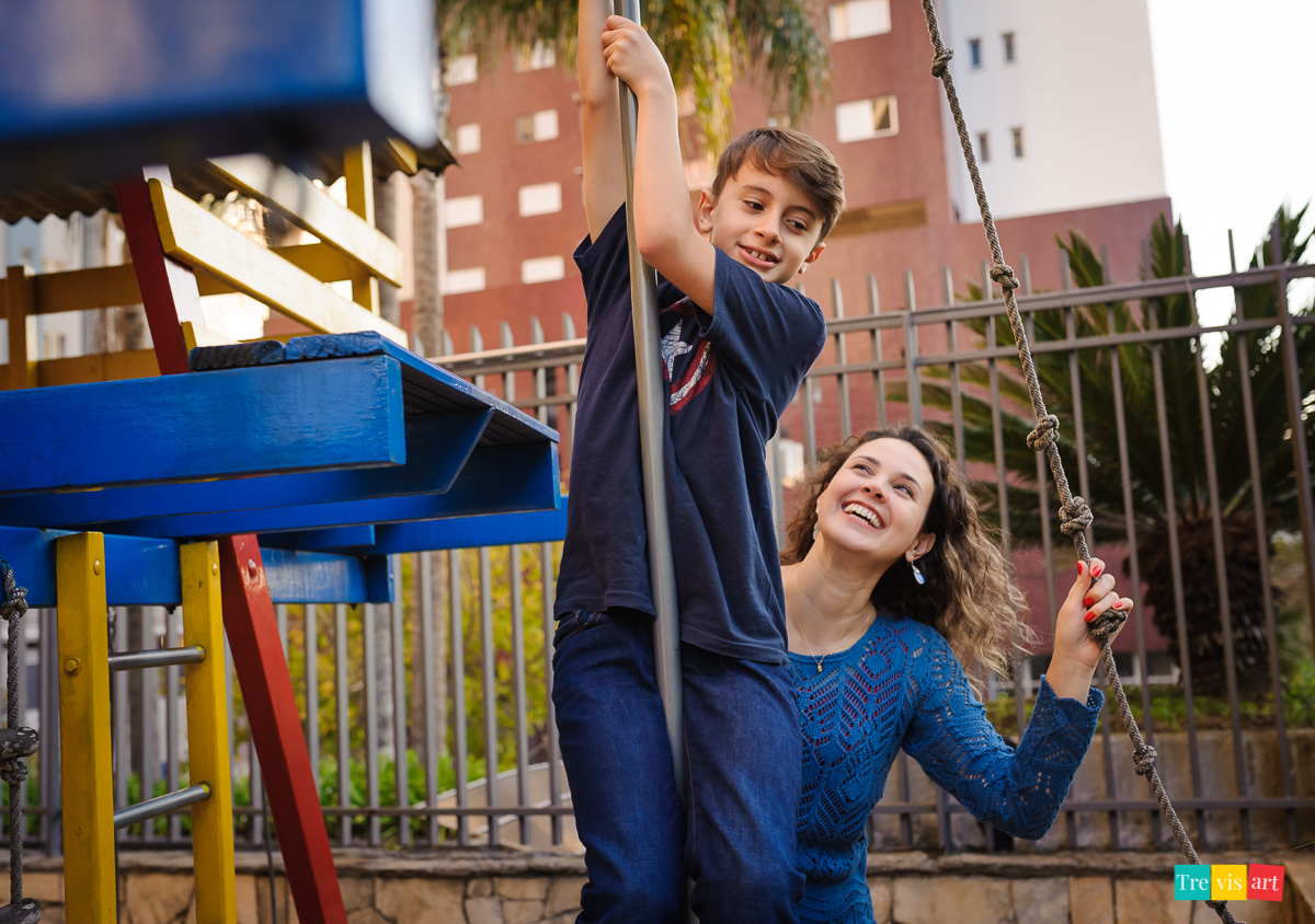 Fotos de família no condomínio, mãe e filho brincando no parquinho 