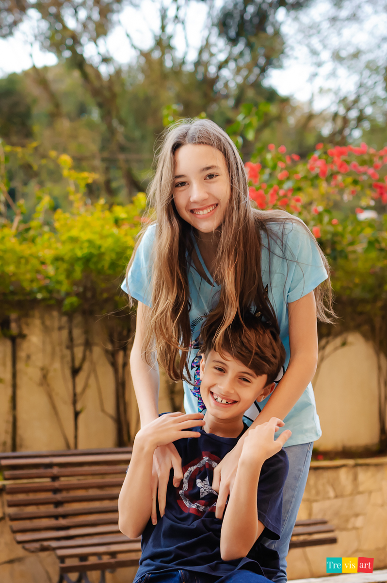 Fotografia de família, irmão brincando no parquinho