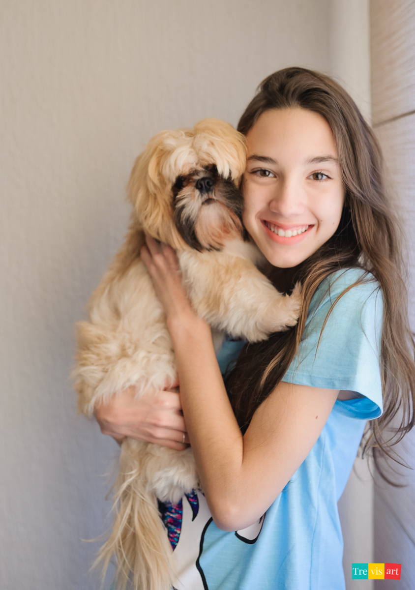 Fotografia de família em casa, menina e seu pet na janela