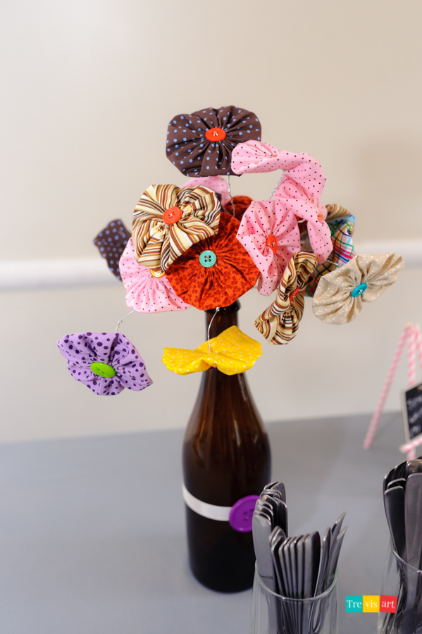 Fotos detalhes de decoração de festa de chá de bebê flor de fuxico