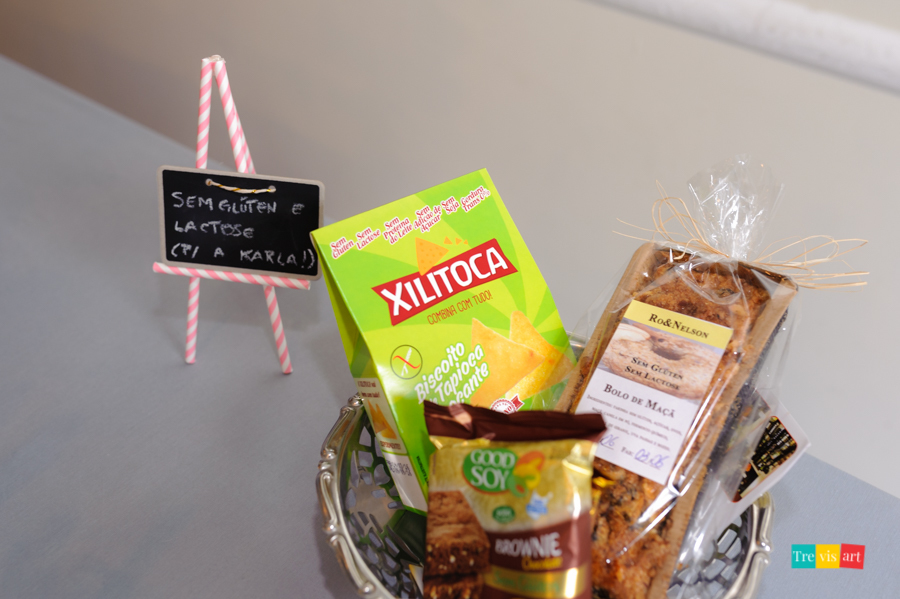 foto de detalhes da decoração da mesa de chá de bebê