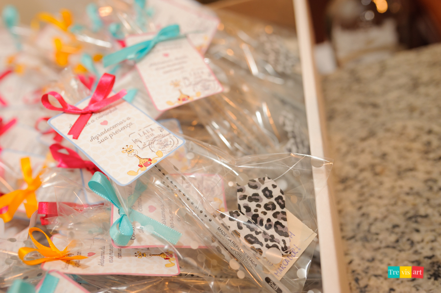 Fotografia de lembrancinha de chá de bebê em salão de festa de condomínio