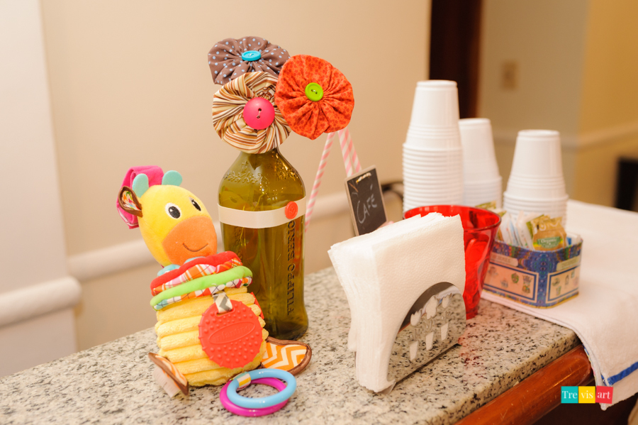 Fotografia de decoração feita à mão de chá de bebê em salão de festa de condomínio