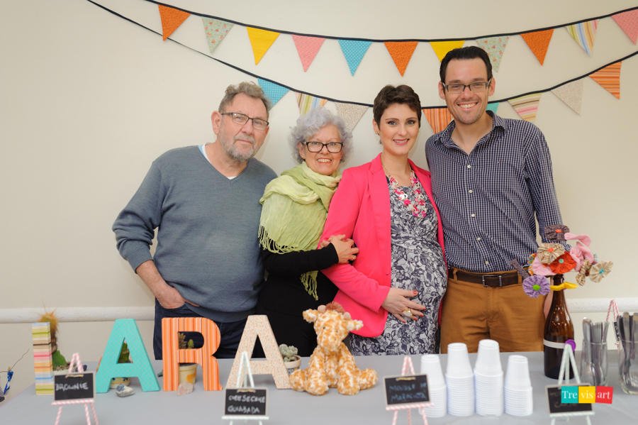 foto dos pais com avós na mesa da decoração do chá de bebê com as letras do nome em madeira
