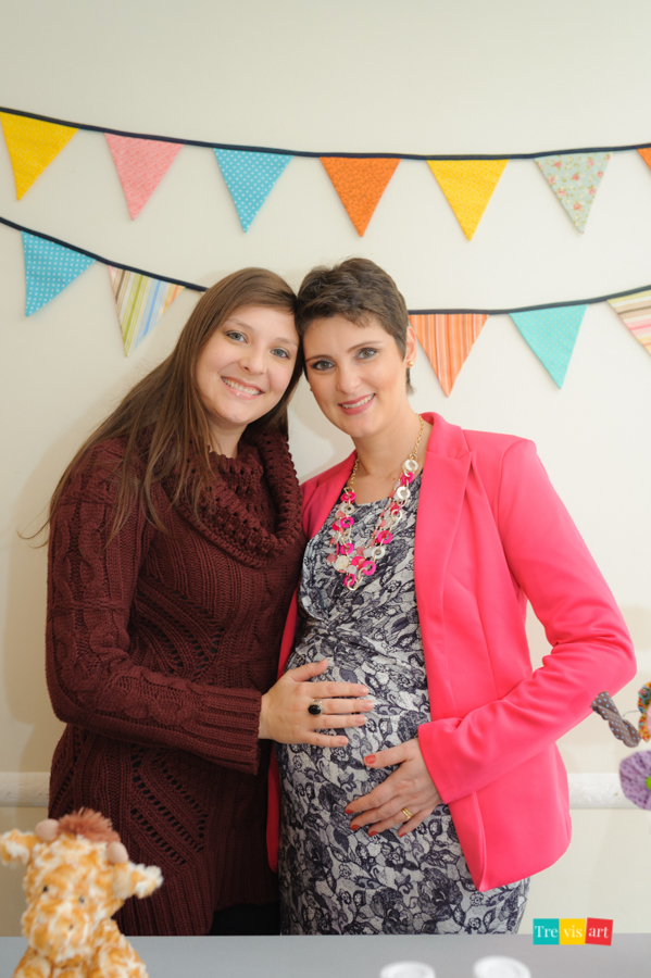 Mamãe posando para foto especial da tia no chá de bebê