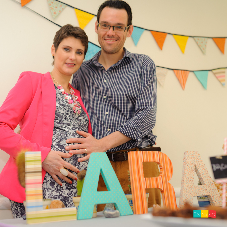 foto dos pais na mesa da decoração do chá de bebê com as letras do nome em madeira