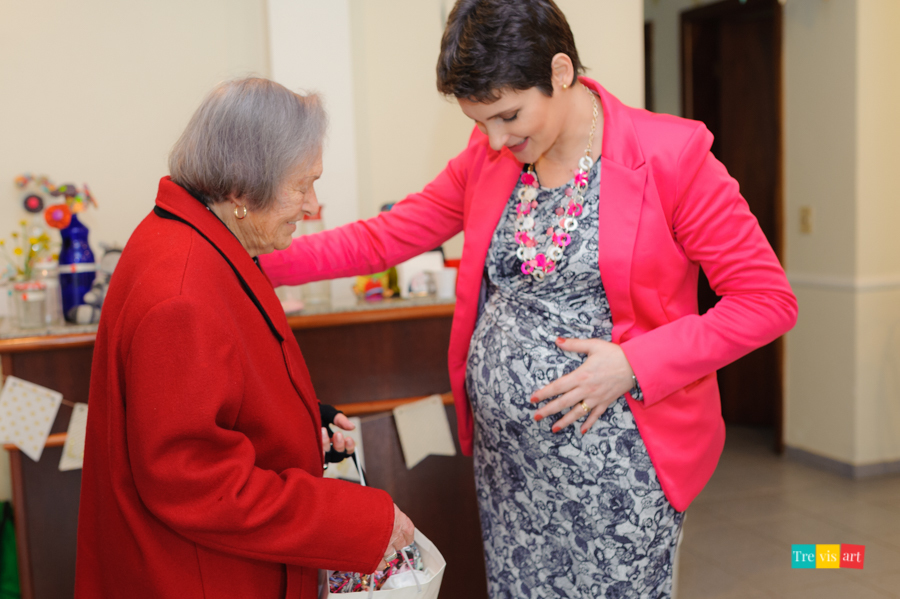 mamães recebendo a bisavó no chá de bebê