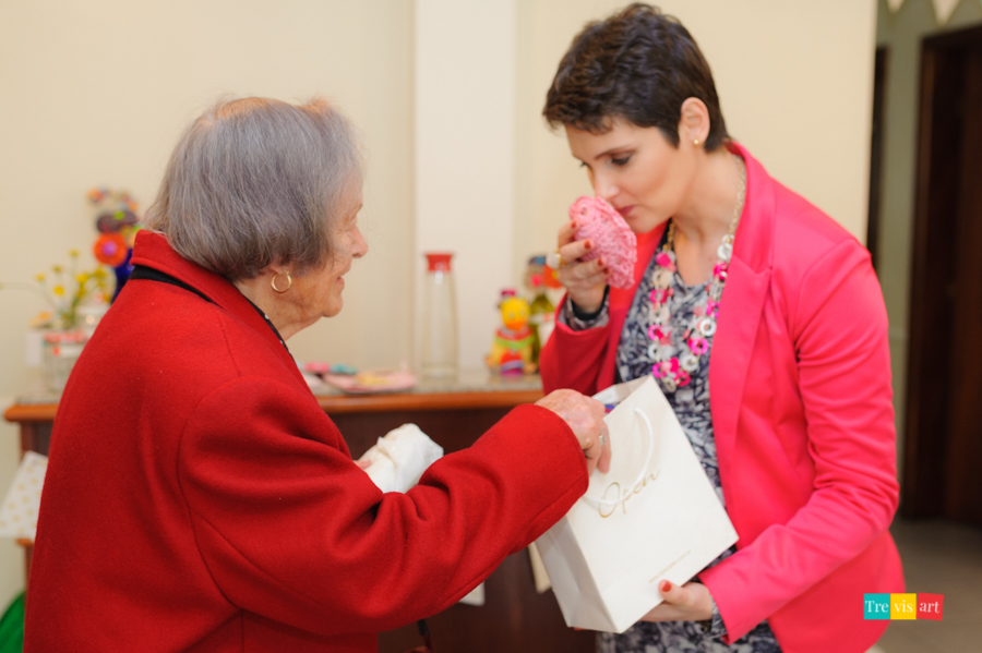 mamães recebendo presente da bisavó no chá de bebê