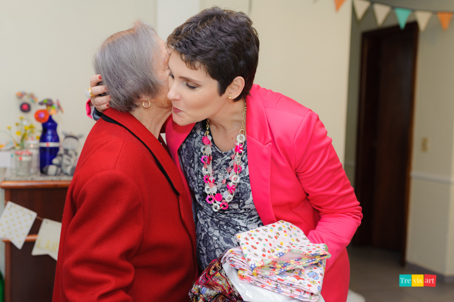 mamães recebendo beijo da bisavó no chá de bebê