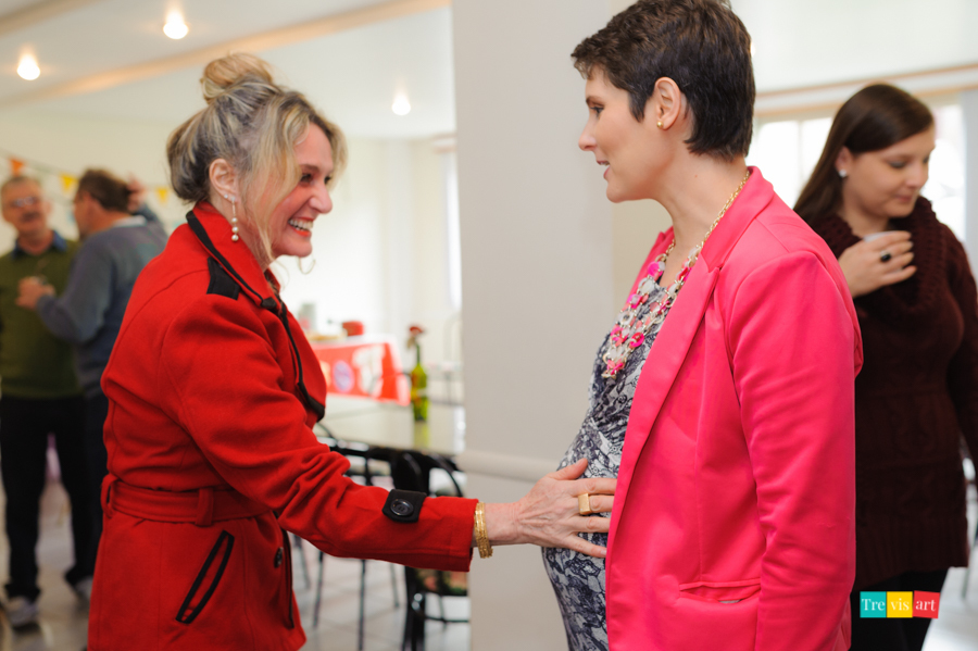 foto da vovó brincando com a barriga no chá de bebê