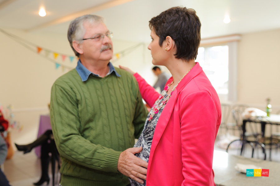 foto da vovô brincando com a barriga no chá de bebê