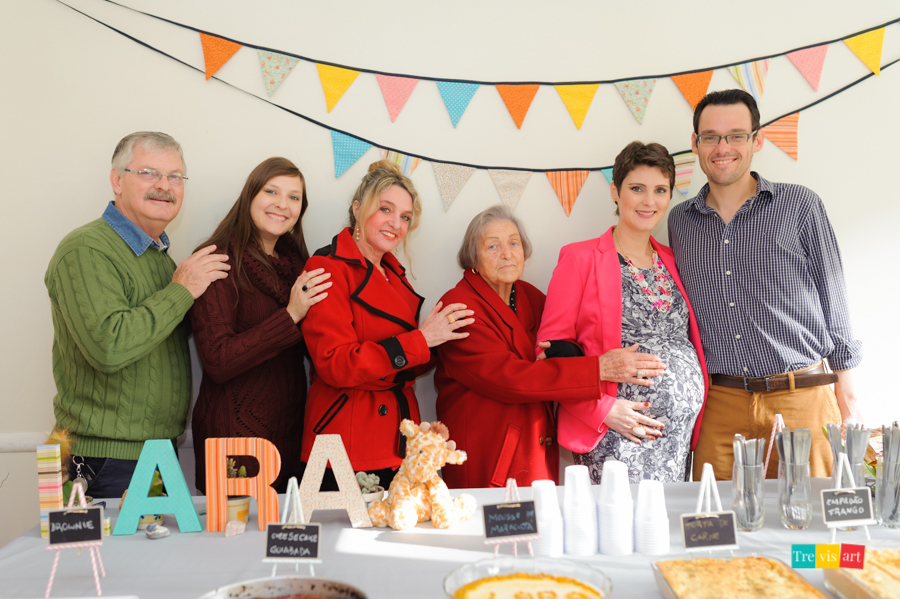 foto dos pais com avós e tia na mesa da decoração do chá de bebê com as letras do nome em madeira