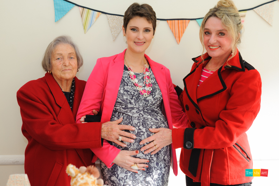 foto da mãe, avó e bisavó na mesa da decoração do chá de bebê com as letras do nome em madeira