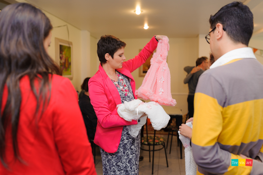 Foto da mamãe recebendo presentes no chá de bebê