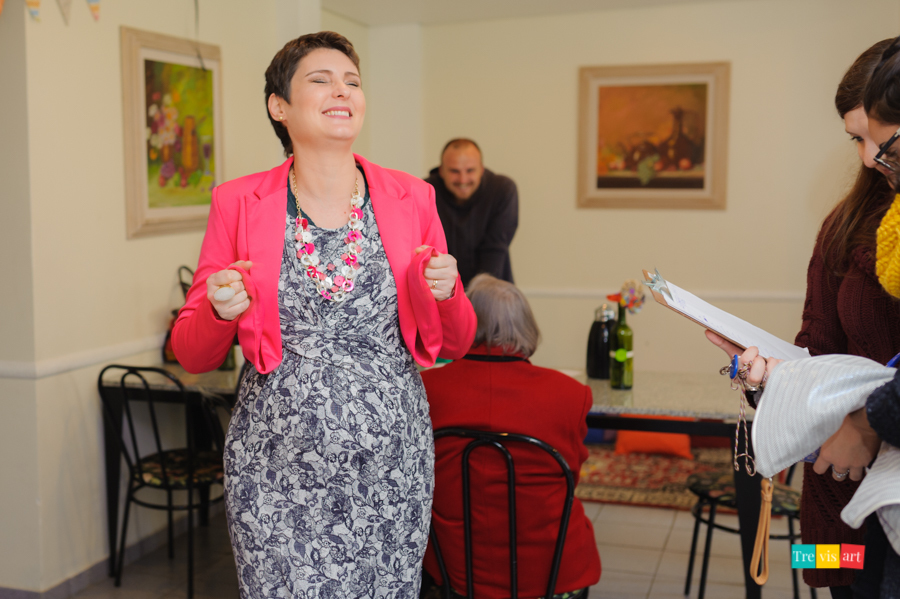 Foto da mamãe se divertindo com as brincadeiras no chá de bebê