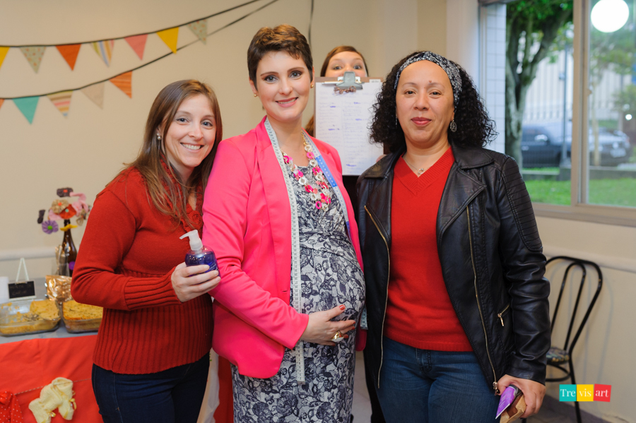 Foto da mamãe com convidadas no chá de bebê