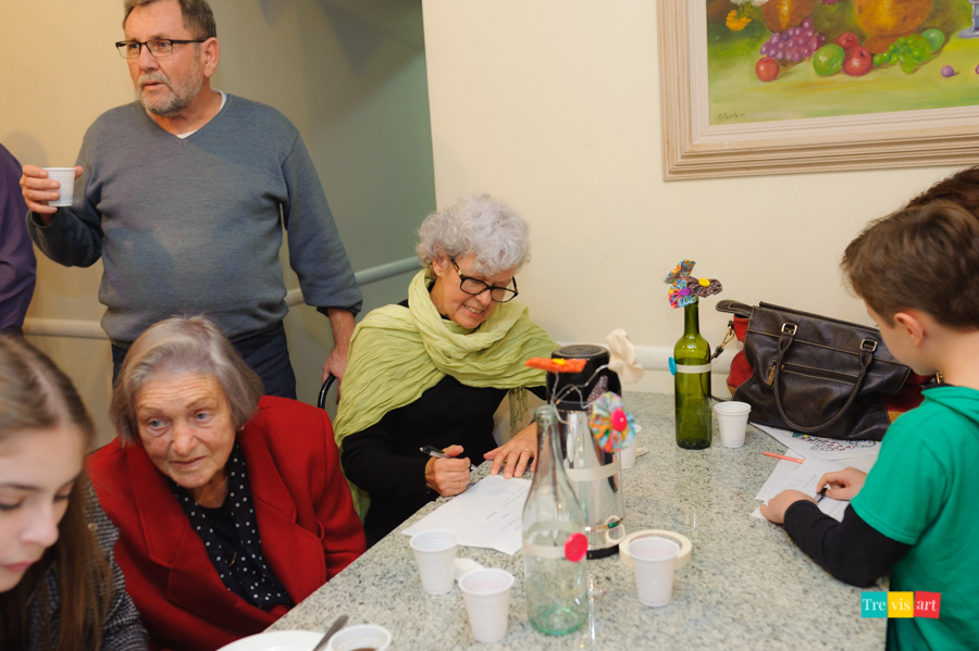 Fotos de convidados participando de brincadeiras no chá de bebê