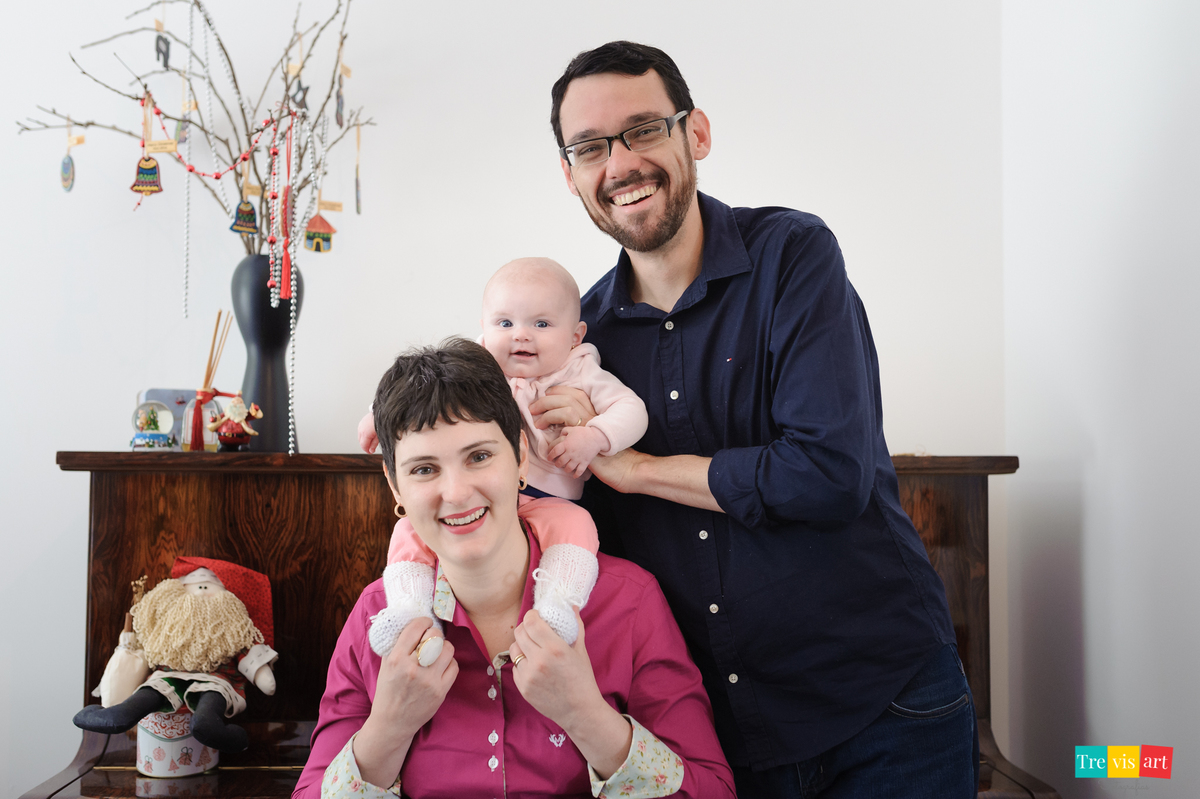 foto acompanhamento trimestral de bebê no piano em casa