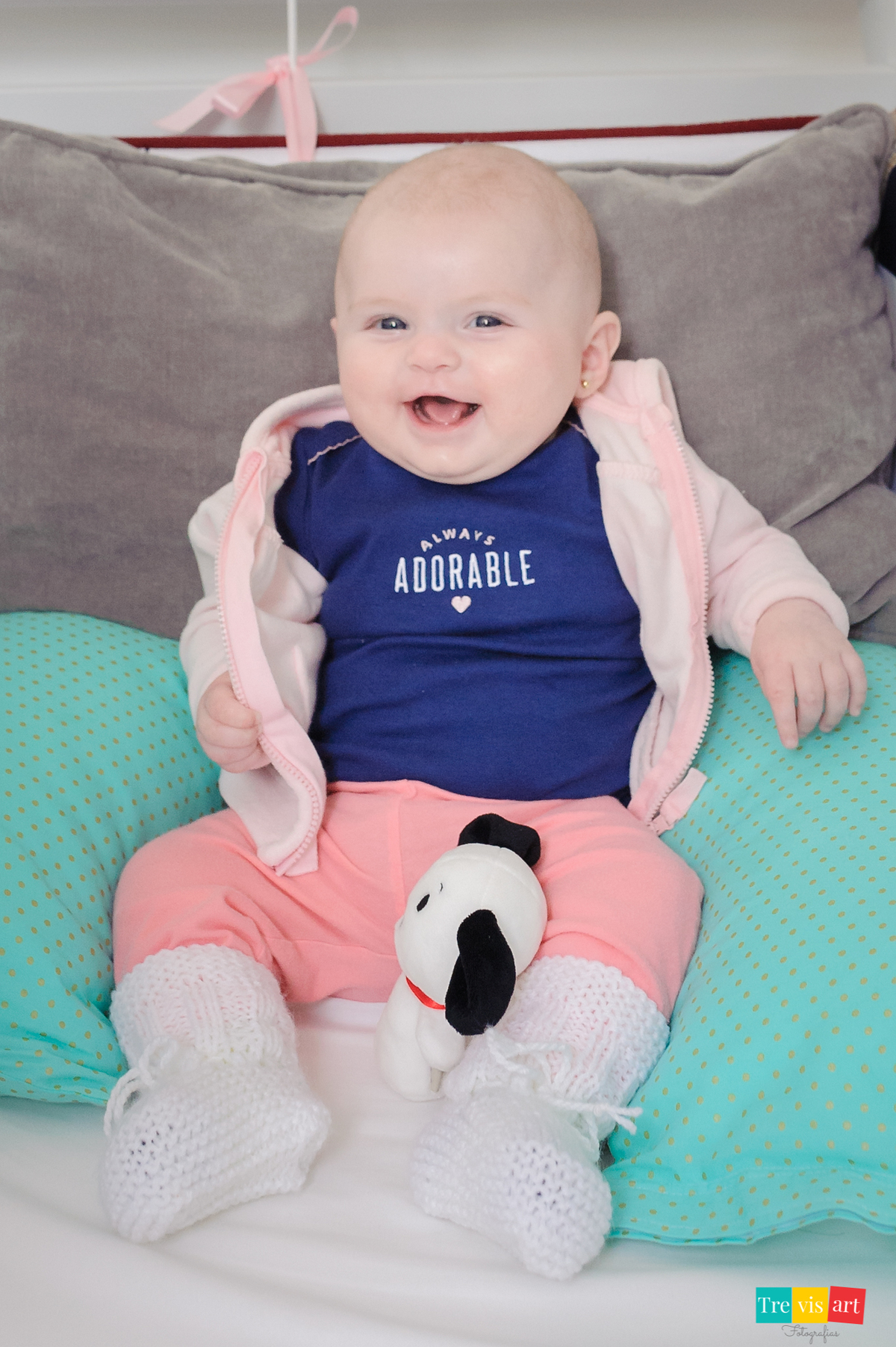 foto do bebê no berço sorrindo, fotografia de acompanhamento trimestral de bebê