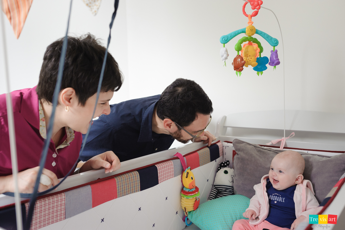 foto do bebê no berço sorrindo e conversando com os pais,  fotografia de acompanhamento trimestral de bebê