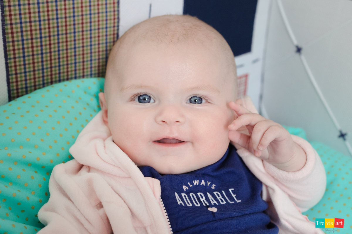 foto do bebê no berço sorrindo, fotografia de acompanhamento trimestral de bebê