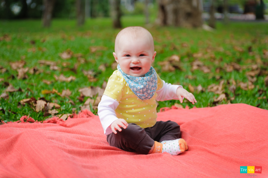 fotografia bebê sorrindo e brincando no bosque do papa em curitiba, acompanhamento trimestral de bebe