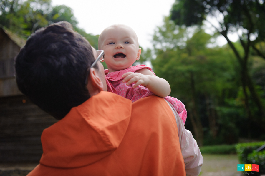 foto de bebê sorrindo com papai no bosque do papa em Curitiba
