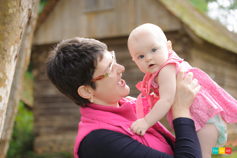 foto de bebê brincando com a mamãe no bosque do papa em Curitiba