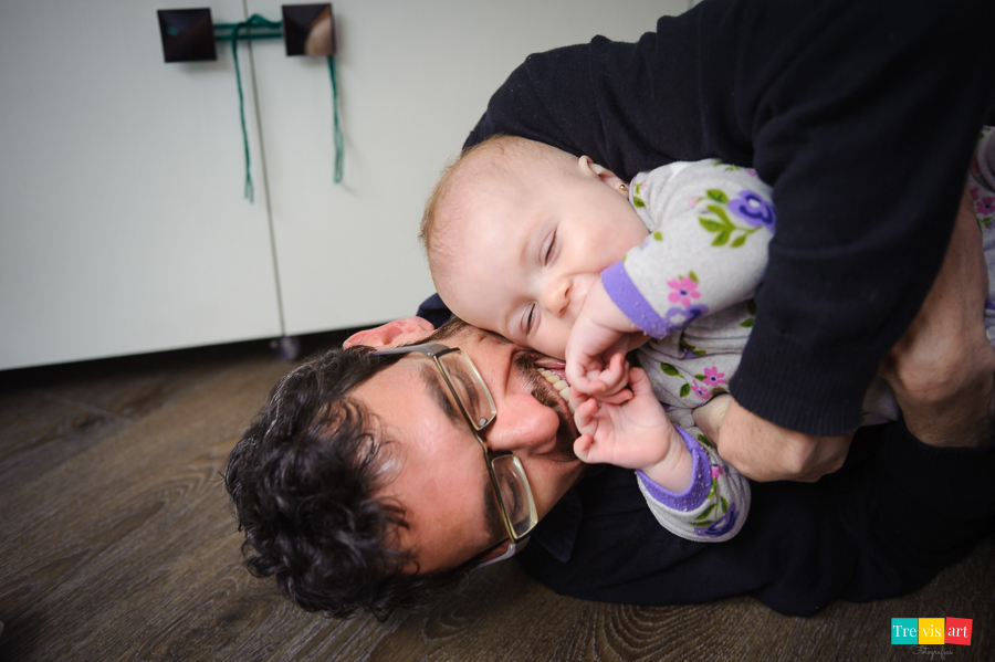 foto bebe brincando com o pai na sala de casa