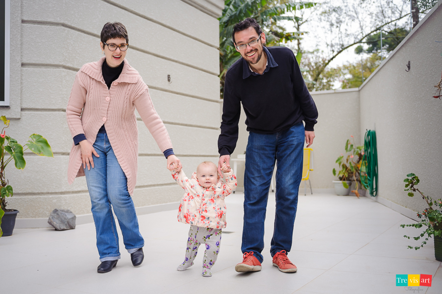 fotos familia andando pelo jardim.