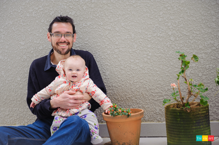 foto da bebe com seu pai no jardim de casa