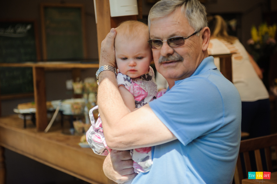 Foto avô e neta na festa de aniversario