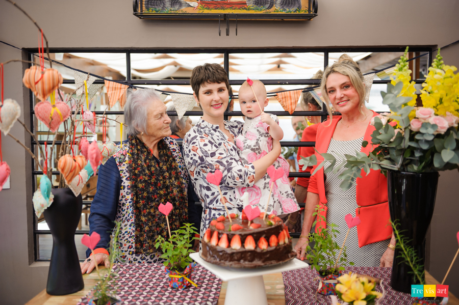 Fotografia de familia, foto da aniversariante com sua mãe, avó e bisavó