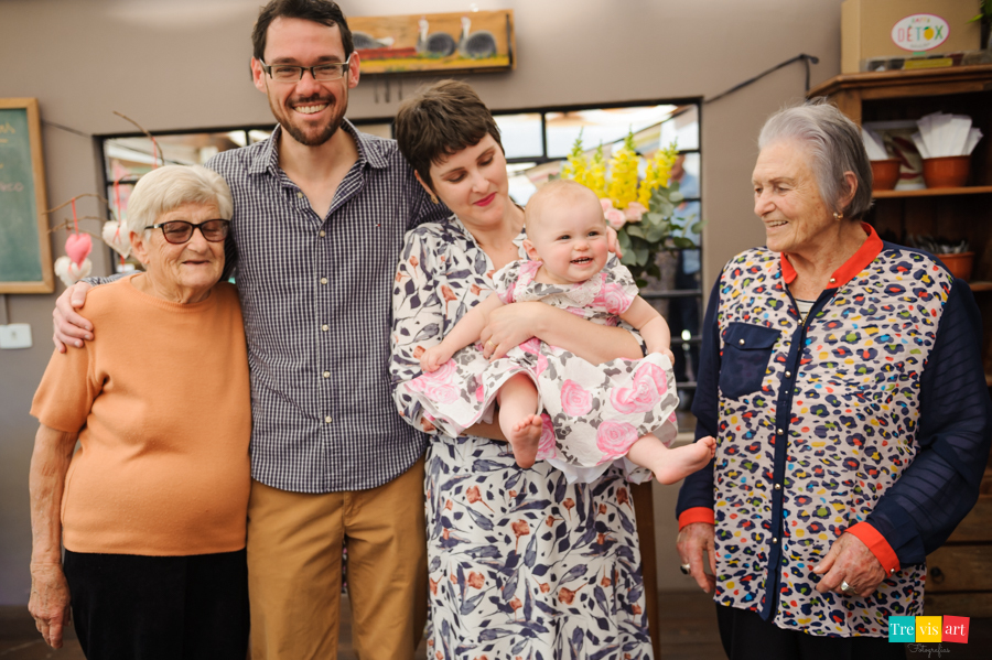 fotografia de familia, aniversariante com as bisavós na festa de aniversario
