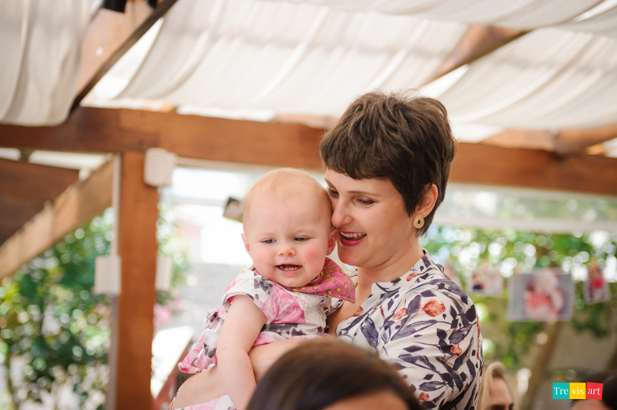 foto aniversariante passeando e sorrindo com a mãe para os convidados